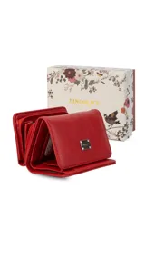 Billetera corta de símil cuero color beige, con cierre a presión y placa metálica decorativa. Cuenta con múltiples compartimentos internos para tarjetas, visor y billetes, además de un compartimento posterior con cierre.