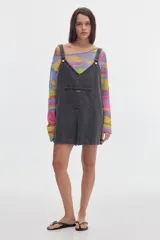 Monoprenda corta de denim color gris oscuro, de corte oversize, con tirantes regulables y bolsillo canguro frontal.