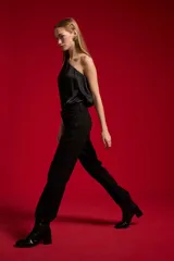 Pantalón jean negro de tiro alto y corte recto, con bolsillos clásicos y cierre frontal de botón y cremallera.