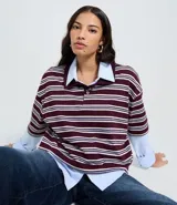 Remera polo de manga corta, color bordó con rayas blancas y azules, confeccionada en media malla.