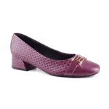 Zapato de cuero negro con textura tejida, taco bajo cuadrado y detalle de hebilla metálica en la capellada. Marca Usaflex, modelo Berlián.