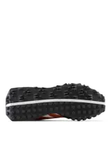 Championes New Balance color naranja con detalles en blanco y negro.