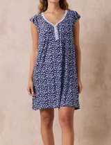 Camisón corto azul marino con estampado floral celeste, escote en V con puntilla blanca y botones.