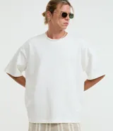 Remera de algodón color blanco, con cuello redondo, manga corta y diseño overboxy.