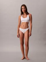 Bombacha Calvin Klein de algodón con textura acanalada, corte clásico y cintura elástica con logo de la marca.