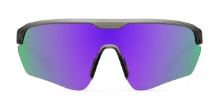 Lentes de sol deportivos con montura gris y lentes reflectantes púrpuras. Ofrecen protección UV400 y están diseñados para equilibrio entre comodidad y durabilidad.