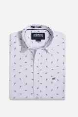 Camisa de manga corta con look lino, corte slim fit y cierre frontal abotonado. Presenta un estampado de pequeñas hojas oscuras sobre fondo blanco y logo bordado en el pecho.