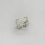 Anillo de plata 925 con acabado satinado, diseño geométrico con tres barras rectangulares horizontales superpuestas.