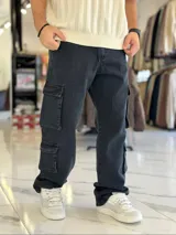 Pantalón cargo de jean azul claro, con corte oversize y múltiples bolsillos laterales en las piernas.