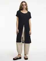 Vestido largo negro de tejido de punto con mangas cortas y tajo frontal.