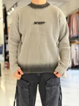 Sweater de punto color beige con efecto degradé tostado en el cuello, los puños y el ruedo, cuello redondo y bordado frontal con la palabra "Love".