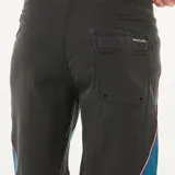 Bermuda de baño celeste con cintura negra y cordón ajustable. Presenta paneles laterales con diseño de rayas azul marino y rosa. Confeccionada con tejido reciclado Mirage Core y tecnología hidrofóbica de secado rápido.