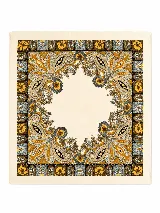 Pañuelo cuadrado con diseño estampado estilo paisley en tonos mostaza, gris y negro, con borde crema.