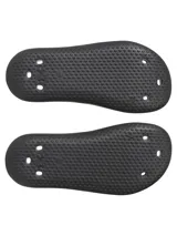 Sandalia tipo ojota Under Armour, modelo Locker V SL, confeccionada en EVA moldeada de una sola pieza. Presenta un diseño ergonómico con orificios de drenaje laterales, plantilla texturizada para mayor tracción y el logo de la marca en relieve sobre la banda superior.