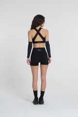 Minishort negro de tiro alto, con cintura con doble tela y recorte en la parte posterior.