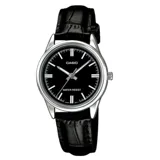 Reloj analógico Casio para mujer con caja redonda de acero inoxidable y esfera negra con índices plateados. Cuenta con una correa de cuero negro con textura de cocodrilo y cierre de hebilla.