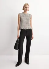 Top de tweed sin mangas con cuello redondo y terminaciones deshilachadas.