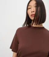 Remera básica Marfinno de cuello redondo y manga corta, confeccionada en algodón peruano con acabado suedine.