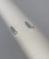 Aros pequeños plateados con forma de bolita.