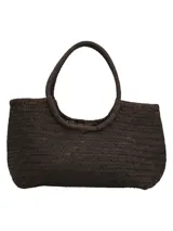 Cartera tipo tote de cuero trenzado en color marrón oscuro, con diseño artesanal de tejido en espiga y asas fijas trenzadas. Incluye un parche de cuero con el logo de la marca en el centro.