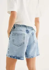 Short de jean azul de tiro alto con bolsillos delanteros y traseros.