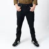 Pantalón de jean negro Wrangler modelo Texas Slim, de corte ajustado.