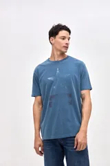 Remera de algodón con efecto lavado, manga corta y cuello redondo. Presenta un estampado central con diseño de estrella y detalles desgastados.