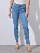 Jean elastizado de tiro medio, color celeste, con pretina con pasadores, cierre y botón metálico. Tres bolsillos en delantera y dos en parte trasera.