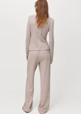 Pantalón tejido color tostado, de corte recto y holgado con cintura elástica.
