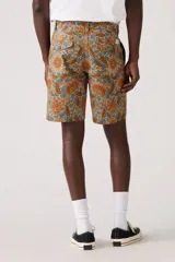 Bermuda de corte recto con estampado floral en tonos celeste, naranja y marrón.