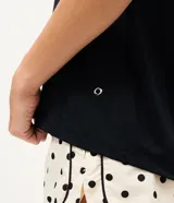 Remera deportiva de manga corta y cuello redondo, confeccionada en poliamida con elastano, de color rosado y diseño liso.