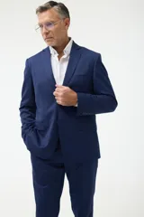 Ambo formal compuesto por saco de dos botones con solapas clásicas y bolsillos con solapa, y pantalón de vestir a juego, confeccionado en tela de alta calidad color azul marino.