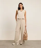 Pantalón deportivo de viscosa con estampado de rayas, modelo recto con cintura elástica, cordón para ajustes y bolsillos.