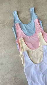 Body negro sin mangas con escote redondo.