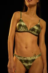 Conjunto de bikini con corpiño triangular con frunces y breteles regulables, y bombacha vedetina con frunces laterales. Confeccionado en lycra brillante con forrería negra y costuras invisibles.