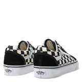 Championes Vans modelo Old Skool, con diseño clásico de tablero de ajedrez en los laterales y puntera de gamuza negra. Presentan la icónica franja lateral blanca, cordones blancos y suela de goma vulcanizada con patrón waffle.