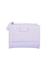 Monedero de diseño rectangular en color lila, con textura tejida en la parte superior y detalle de cuero sintético liso en la base. Cuenta con cierre superior y placa metálica con el logo de la marca.