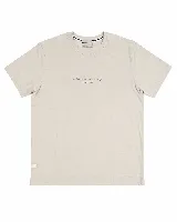 Remera de algodón color malva de corte regular, con pequeño estampado tipográfico en el pecho.