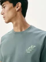 Camiseta de manga corta color negro con cuello redondo y parche con logo de la marca Hering en el pecho.