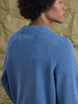 Buzo de cuello redondo confeccionado en tejido fleece, de corte clásico y manga larga, con puños y ruedo acanalados.