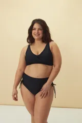 Top de bikini azul con escote en V y detalle cruzado en el centro.