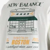 Remera de algodón blanca de manga corta y cuello redondo, con pequeño estampado gráfico de New Balance en el pecho.