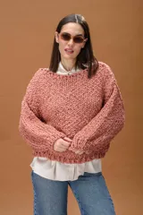 Buzo de tejido de punto grueso con textura, de corte oversize y mangas largas con caída holgada.