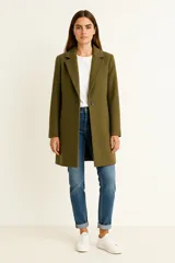 Tapado de corte recto y largo medio, color verde oliva, con solapas clásicas y cierre frontal de un botón.