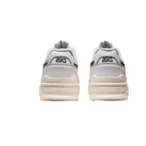 Championes Asics modelo EX89, de diseño retro inspirado en el básquetbol, con combinación de colores blanco y negro. Presentan una estructura de cuero con perforaciones en la puntera, cordones al tono y suela de goma resistente.