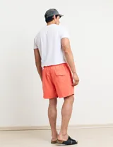 Short de baño celeste.