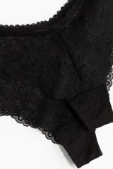 Pack de dos bombachas tipo brasileña de encaje negro, tiro bajo con cintura en V y bordes festoneados. Presentan un refuerzo interior de algodón.