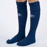 Medias de fútbol Umbro azul marino con logo de la marca en blanco.