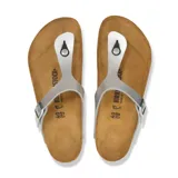 Sandalia tipo ojota Birkenstock modelo Gizeh, con tira de dedo y ajuste de hebilla lateral. Presenta base de corcho anatómica y suela de goma negra.