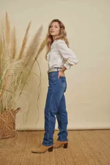Pantalón de jean azul clásico, de corte recto y tiro alto, con cierre frontal y bolsillos laterales.